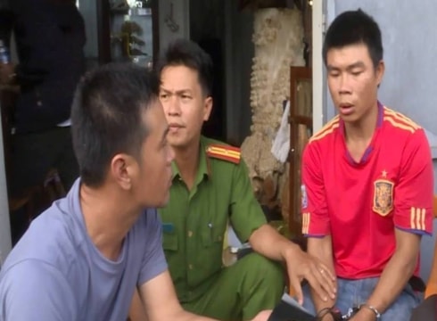 Khởi tố kẻ buôn ma túy mang theo 2 khẩu súng 