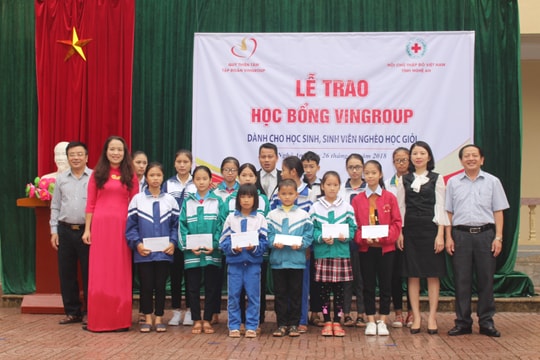 Trao học bổng cho học sinh có hoàn cảnh khó khăn, vươn lên học giỏi