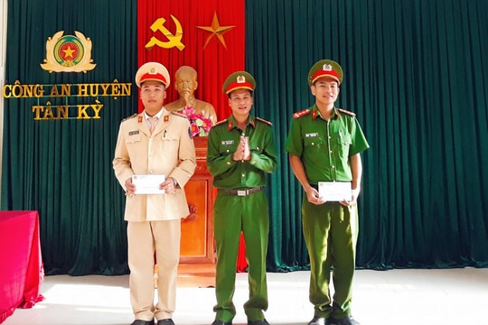 Khen thưởng 2 tập thể bắt giữ đối tượng tàng trữ pháo và khai thác khoáng sản trái phép