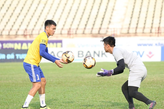 Vì sao Nguyên Mạnh chưa gia hạn hợp đồng với SLNA?