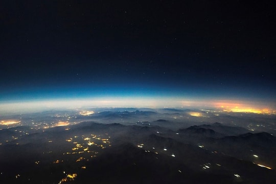 Sao băng, dải ngân hà kỳ ảo nhìn từ buồng lái máy bay phản lực