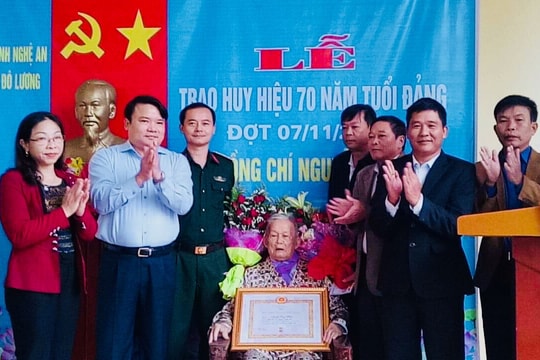  Đô Lương trao Huy hiệu 70 tuổi Đảng cho đảng viên lão thành