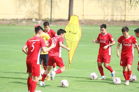 Thủ môn Nguyên Mạnh: “Công Vinh từng rơi vào tình cảnh như Văn Quyết”