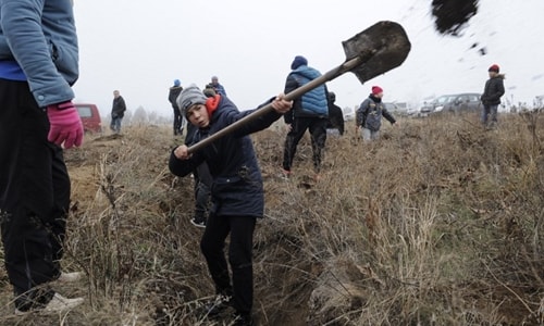 Người dân bờ biển Azov đào hào phòng thủ giữa lúc căng thẳng với Nga 