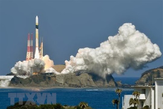 Hàn Quốc phóng thử nghiệm tên lửa tự chế ba tầng  