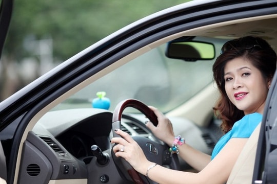 Mẹo nhỏ cho người thấp bé lái xe ô tô an toàn và thoải mái