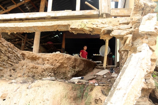 Người dân vùng cao Nghệ An liều mạng sống trong những căn nhà 'tử thần'