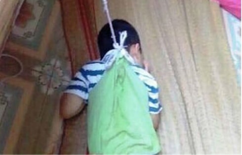 Bé mầm non 4 tuổi bị nhốt trong phòng học, buộc dây treo lên cửa sổ?