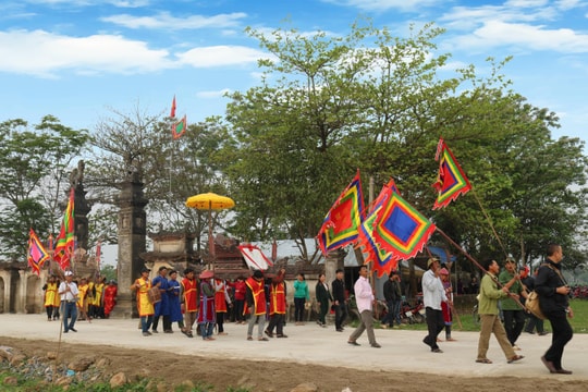 Vẻ đẹp của ngôi đền cổ gắn với lễ rước hến nổi tiếng