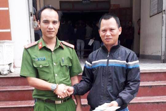 Chiến sỹ công an trả lại tiền và vàng cho người đánh mất