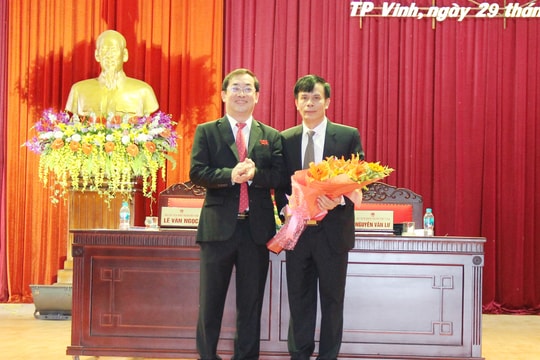 Ông Trần Ngọc Tú được bầu giữ chức Chủ tịch UBND thành phố Vinh