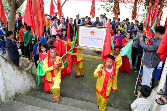 Đón nhận Bằng Di tích Lịch sử cấp tỉnh phủ Hòa Quân