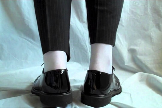 Vì sao đàn ông không nên mang tất trắng?