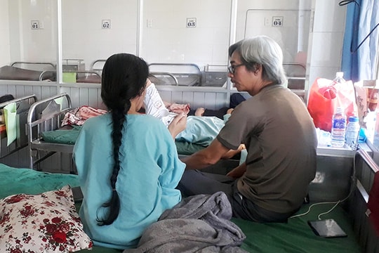 Cô giáo nhập viện vì bị kẻ lạ ném đá vào mặt