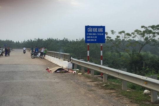 Nghệ An: Phát hiện người đàn ông chết trong tư thế treo cổ ở gầm cầu