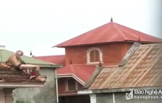 Người cha ném con từ mái nhà xuống sân bị khởi tố tội giết người