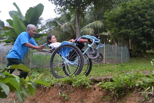 Đến trường bằng xe lăn, cô bé bị teo cơ bẩm sinh cháy bỏng khát vọng học tập