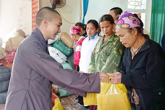 Chùa Phổ Môn trao quà cho người dân nghèo và học sinh vượt khó học giỏi