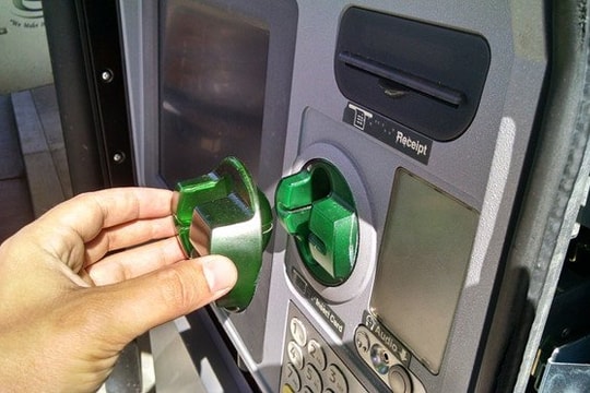 Vì sao thẻ nằm trong ví, tài khoản vẫn “bốc hơi” vài chục triệu?