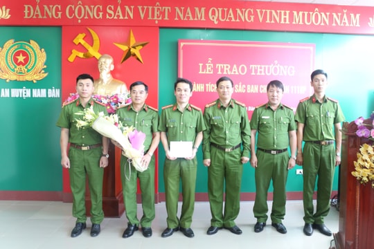 Trao thưởng Ban chuyên án phá đường dây mua bán trái phép hơn 3 tạ pháo