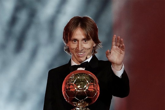 Modric vượt C. Ronaldo giành Quả bóng vàng