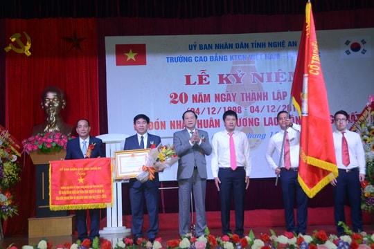 Trường Cao đẳng KTCN Việt Nam - Hàn Quốc đón nhận Huân chương Lao động hạng Nhất