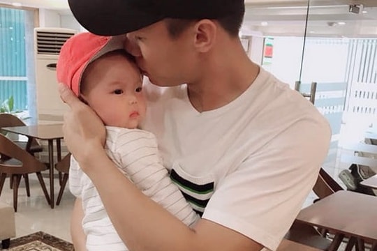 Quế Ngọc Hải và Phan Văn Đức đón “hậu phương” trước trận Philippines