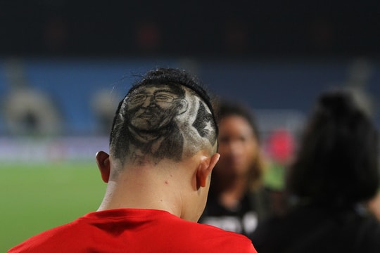 Cổ động viên gây ấn tượng trong buổi tập của ĐT Việt Nam bằng kiểu tóc đặc biệt