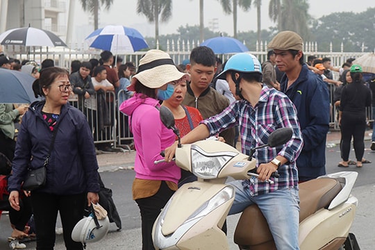 Vé “chợ đen” trận Việt Nam vs Philippines giảm mạnh sau khi 11 phe vé bị bắt giữ