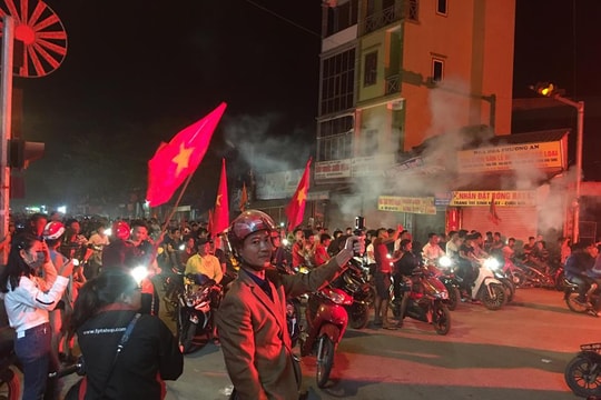 Người dân quê nhà Công Phượng đổ ra đường đốt pháo sáng, mừng Việt Nam chiến thắng