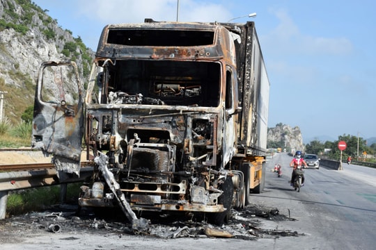 Xe container cháy rụi trên Quốc lộ 1A