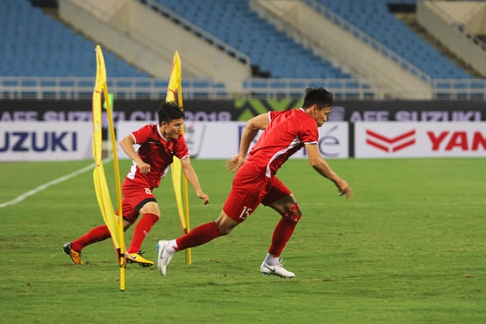 Hàng thủ ĐT Việt Nam “thỉnh giáo” đàn anh Như Thành trước trận Philippines 