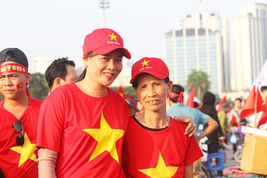 Mẹ và bà nội Phan Văn Đức hòa vào ngày hội bóng đá tại Mỹ Đình