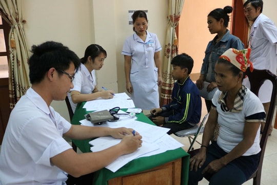 Khám miễn phí cho gần 50 người dân mắc bệnh lạ ở Nghệ An