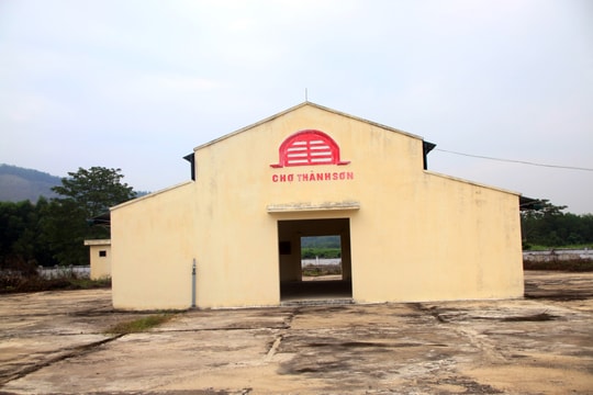 Nghệ An: Chợ 3 tỷ bỏ hoang, người dân ra bên đường buôn bán