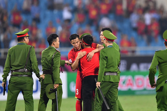 Đội trưởng Quế Ngọc Hải hành động đẹp với CĐV quá khích khiến cả sân Mỹ Đình tán thưởng