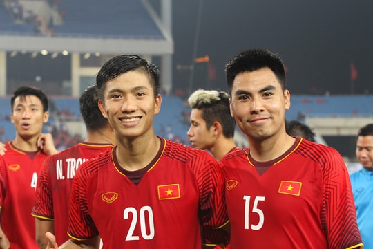 Phan Văn Đức được thưởng nóng 100 triệu đồng; Công Phượng nhận thẻ vàng hy hữu