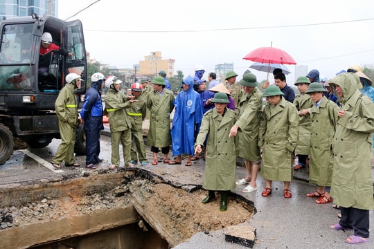 Phó Chủ tịch UBND tỉnh Huỳnh Thanh Điền chỉ đạo khắc phục mưa lũ ở thành phố Vinh