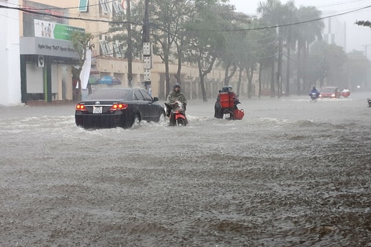 Toàn cảnh thành Vinh ngập sâu trong mưa lớn