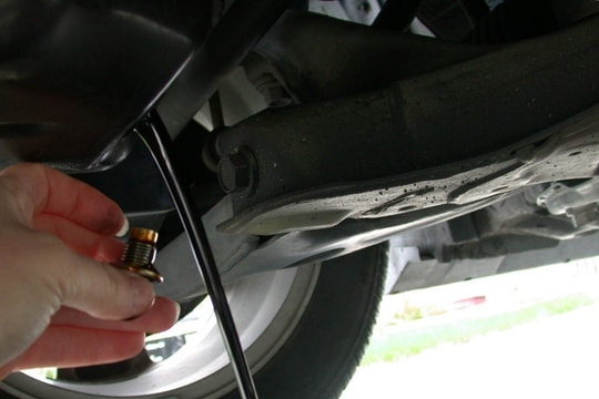 Hướng dẫn cách tự thay dầu động cơ xe ô tô