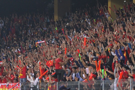 CĐV Việt Nam lập kỷ lục AFF Cup; Người đại diện lên tiếng về tương lai Mourinho