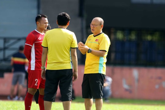 Trọng Hoàng căng cơ, Quế Ngọc Hải mặc áo khoác tập luyện giữa nắng nóng trên đất Malaysia