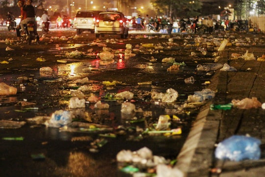 Hậu chiến thắng: Bão xe và bão rác