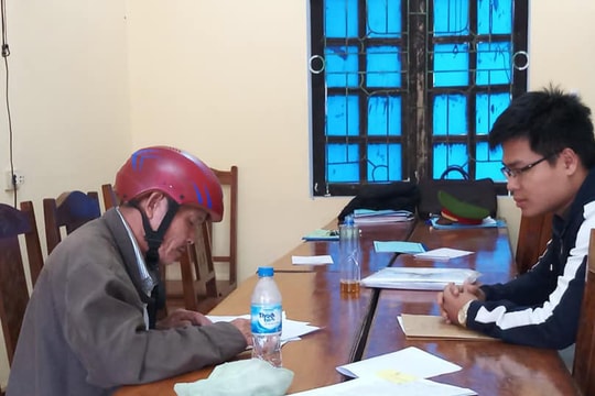 Nghệ An: Bắt thầy mo dùng kiếm đâm xuyên tim, phổi con trai