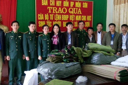 Nhiều hoạt động hỗ trợ học sinh vùng khó khăn và người nghèo.