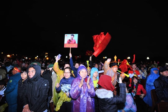 Cổ động viên Nghệ An vỡ òa vui sướng với 2 bàn thắng của đội tuyển Việt Nam