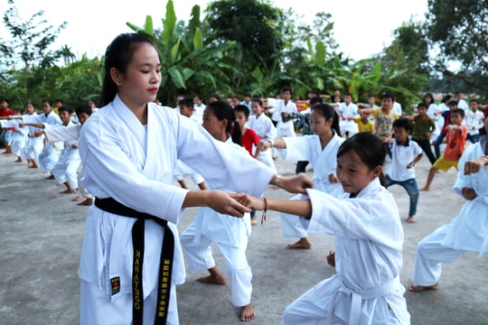 Chuyện hiếm: Nữ sinh lớp 12 ở Nghệ An mở lớp dạy võ miễn phí