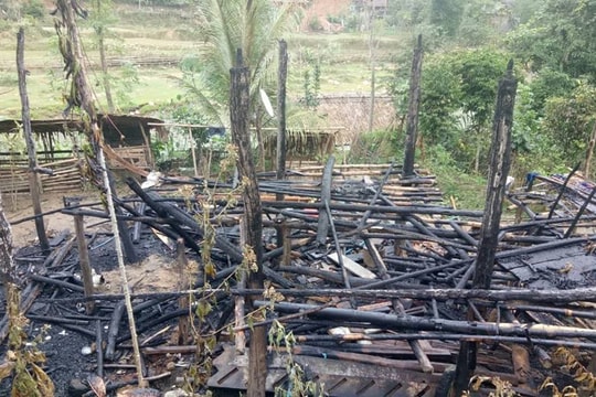 Sau tiếng nổ, ngôi nhà 3 gian bị thiêu rụi trong đêm