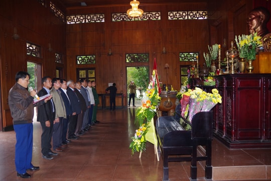 Đoàn đại biểu tỉnh Bô Ly Khăm Xay dâng hoa, dâng hương tại Khu Di tích Kim Liên