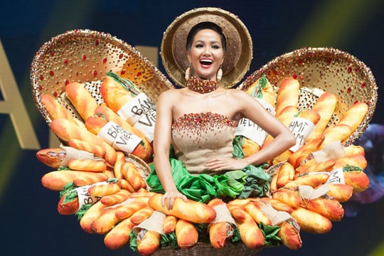 Váy “Bánh mỳ” được chọn vào Top 10 Trang phục dân tộc đẹp nhất